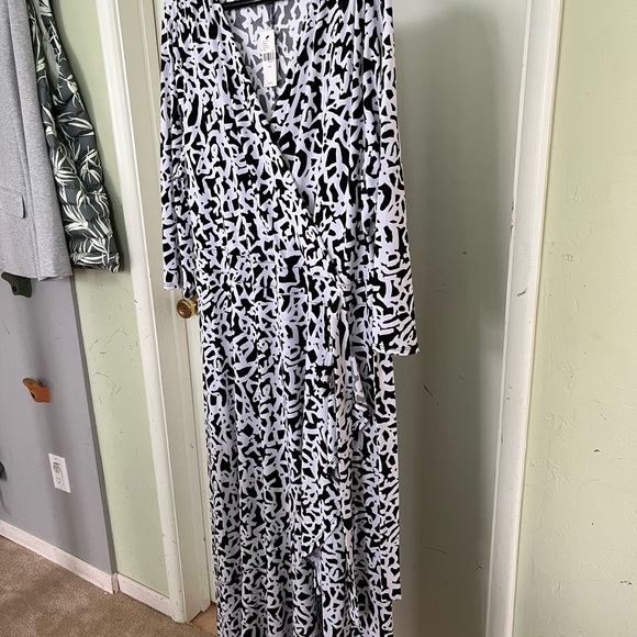Black and white spring wrap dress!  Versatile and ready when you are! - Picture 2 of 5